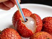 荔枝去壳去核不用刀！一根吸管秒搞定