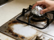 厨房锡纸的隐藏用法：秒变灶台油污 “克星”