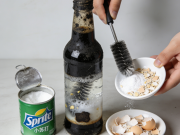 酱油瓶去污垢 小苏打 + 鸡蛋壳 刷洗无死角