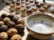 核桃去涩有妙招 盐水浸泡 + 暴晒 香脆不苦