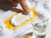 白衣服发黄的去除技巧（氧化还原反应的应用）