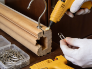 窗帘挂钩断裂 回形针 + 热熔胶 临时修复