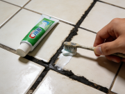 瓷砖缝隙发黑 牙膏 + 旧牙刷 刷完亮如新