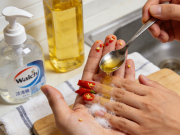 切辣椒手不辣 洗洁精 + 食用油 溶解辣椒素