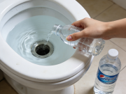 马桶轻微堵塞急救 塑料瓶 “加压” 一键疏通
