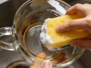 巧去茶渍水垢！白醋浸泡 + 海绵擦拭见效快