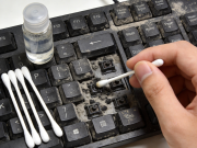 键盘缝隙积灰 棉签 + 酒精 清洁无死角