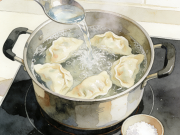 煮饺子不粘皮 盐水下锅 + 点水三次 皮薄馅足