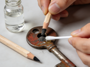 钥匙生锈难插入 铅笔芯粉末 + 白醋 润滑除锈