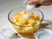 菠萝去涩不麻嘴 盐水 + 冰糖 酸甜更入味
