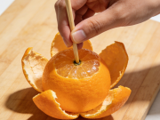 橙子 “一秒脱皮” 筷子戳一戳 果肉完整不沾皮