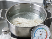 煮面条不粘连的物理技巧（水温与加盐的作用）