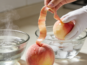 桃子快速去皮 沸水烫 + 冰水浸 一撕就掉