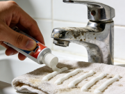 牙膏不止能刷牙！擦完不锈钢水龙头亮到反光